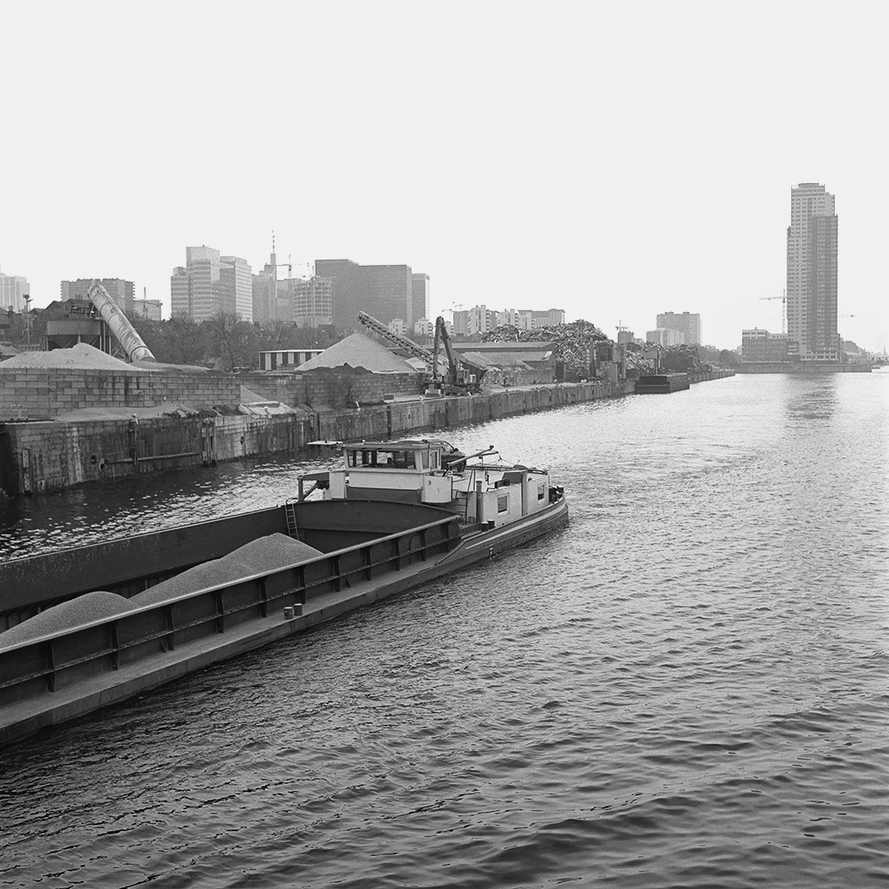 “Canal Kanaal” is a project about the canal area in Brussels. A key element of the capital's topography, it has undergone several modifications along its history.
Formerly a natural barrier in the city, this area has expressed its various social and economic changes, ever since the 19th Century.