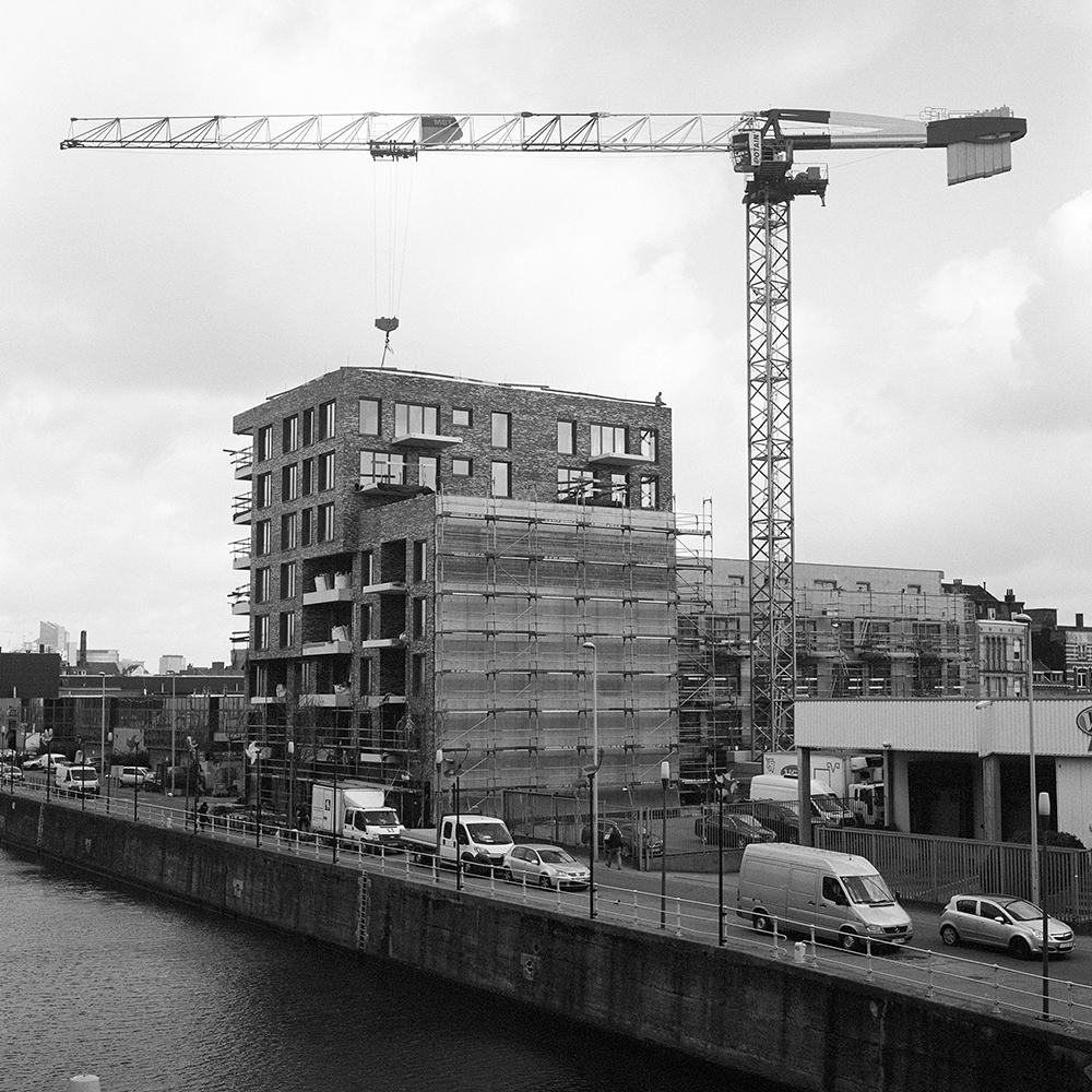 “Canal Kanaal” is a project about the canal area in Brussels. A key element of the capital's topography, it has undergone several modifications along its history.
Formerly a natural barrier in the city, this area has expressed its various social and economic changes, ever since the 19th Century.