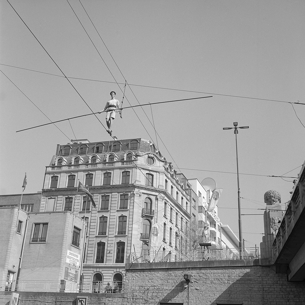 “Canal Kanaal” is a project about the canal area in Brussels. A key element of the capital's topography, it has undergone several modifications along its history.
Formerly a natural barrier in the city, this area has expressed its various social and economic changes, ever since the 19th Century.