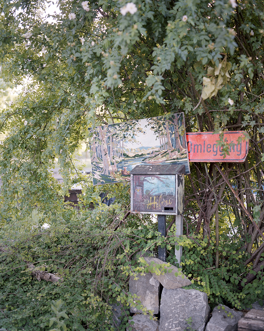 “On est venus ici pour la vue” is a project on “Aurore”, a neighbourhood in Brussels. Built in the Sixties, it is today part of the « Plan canal », a scheme for the transformation and revitalization of the area. In collaboration with Pauline Vanden Neste.