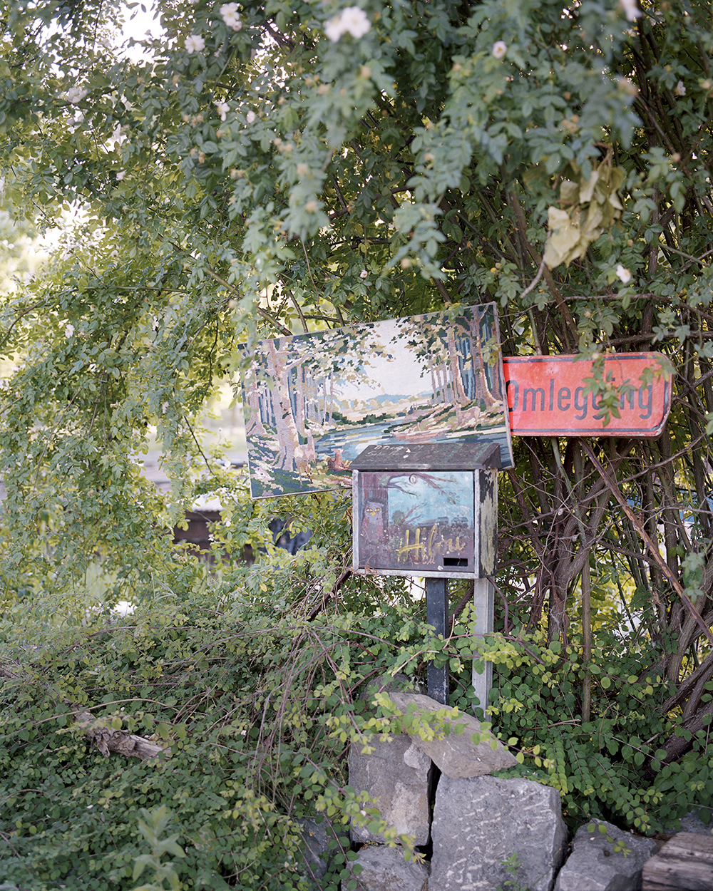 “On est venus ici pour la vue” is a project on “Aurore”, a neighbourhood in Brussels. Built in the Sixties, it is today part of the « Plan canal », a scheme for the transformation and revitalization of the area. In collaboration with Pauline Vanden Neste.