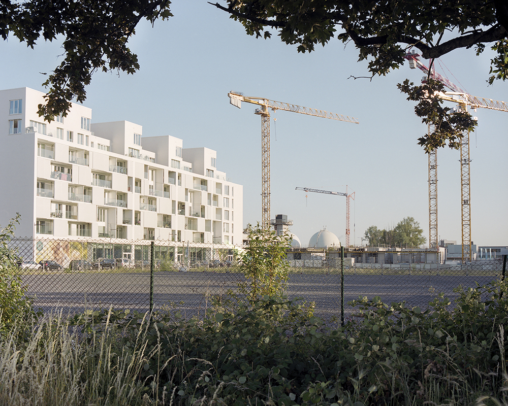 “On est venus ici pour la vue” is a project on “Aurore”, a neighbourhood in Brussels. Built in the Sixties, it is today part of the « Plan canal », a scheme for the transformation and revitalization of the area. In collaboration with Pauline Vanden Neste.