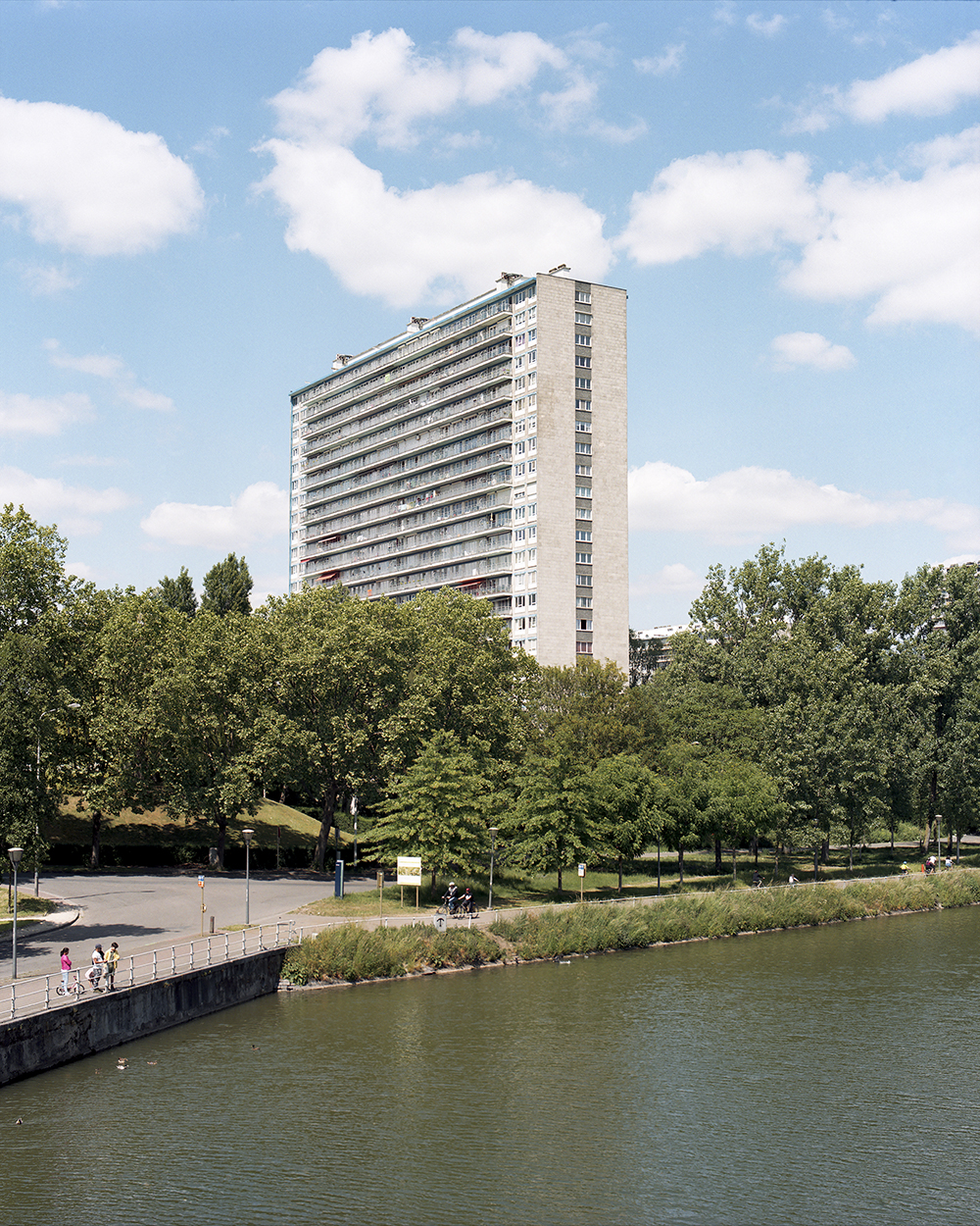 “On est venus ici pour la vue” is a project on “Aurore”, a neighbourhood in Brussels. Built in the Sixties, it is today part of the « Plan canal », a scheme for the transformation and revitalization of the area. In collaboration with Pauline Vanden Neste.