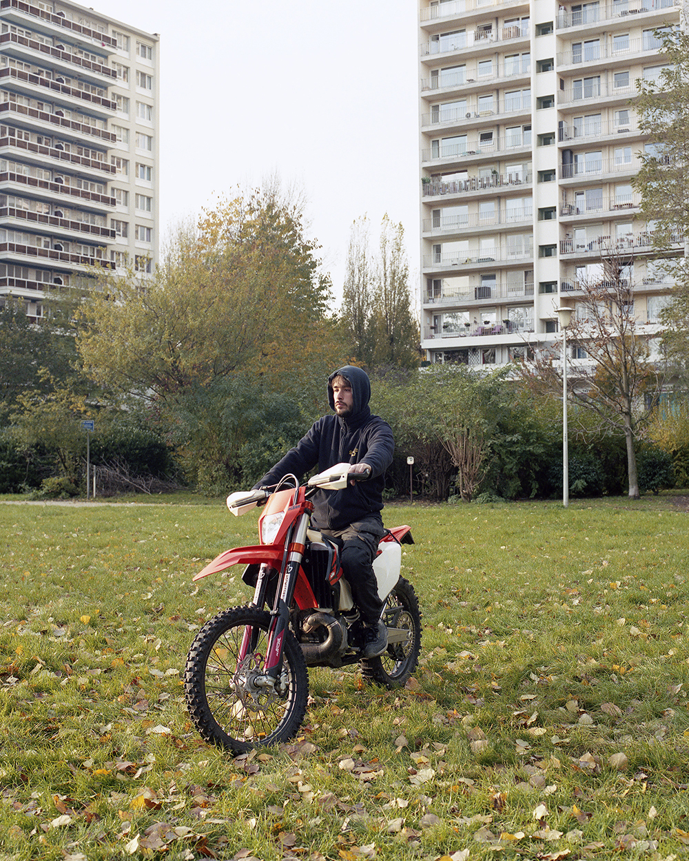 “On est venus ici pour la vue” is a project on “Aurore”, a neighbourhood in Brussels. Built in the Sixties, it is today part of the « Plan canal », a scheme for the transformation and revitalization of the area. In collaboration with Pauline Vanden Neste.