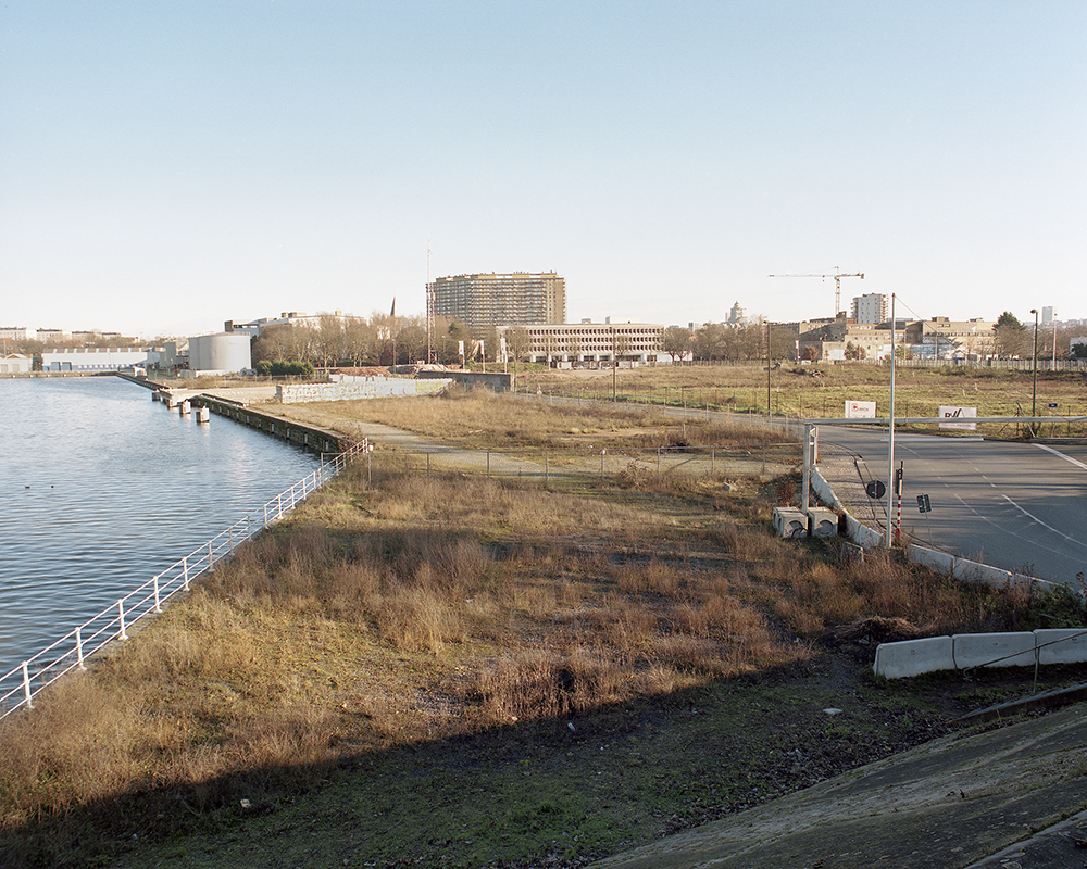 “On est venus ici pour la vue” is a project on “Aurore”, a neighbourhood in Brussels. Built in the Sixties, it is today part of the « Plan canal », a scheme for the transformation and revitalization of the area. In collaboration with Pauline Vanden Neste.