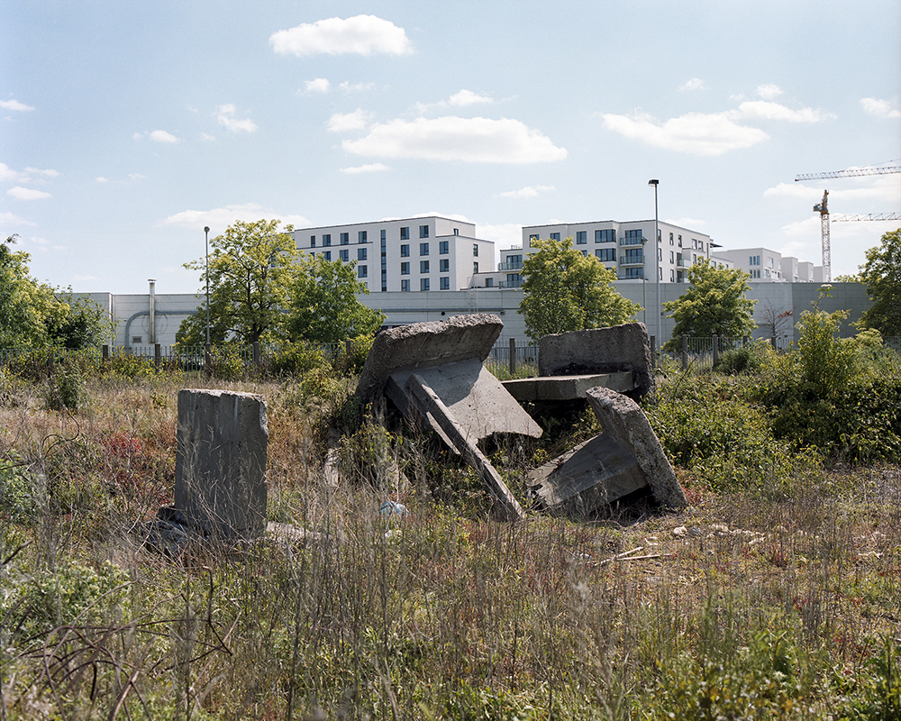 “On est venus ici pour la vue” is a project on “Aurore”, a neighbourhood in Brussels. Built in the Sixties, it is today part of the « Plan canal », a scheme for the transformation and revitalization of the area. In collaboration with Pauline Vanden Neste.