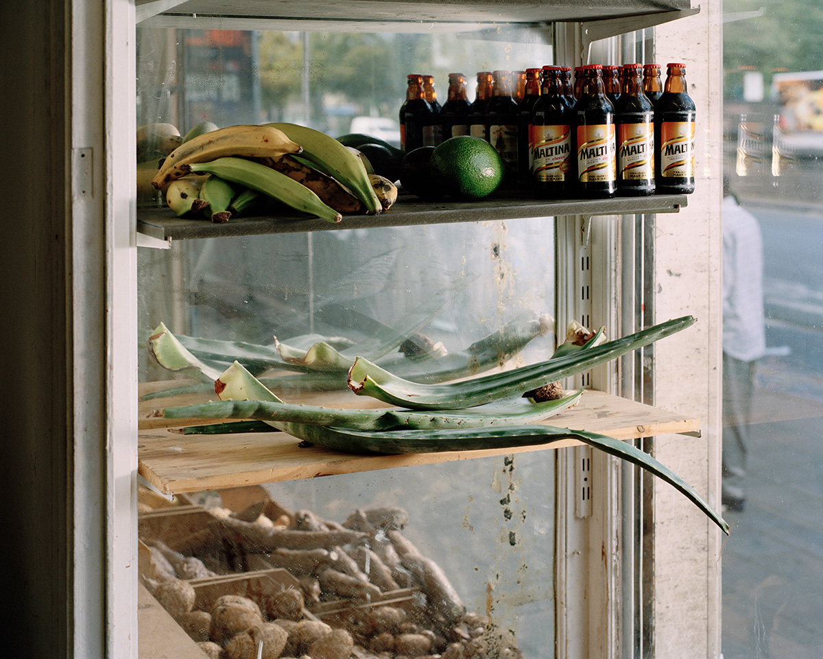 In response to fractures in space and society, Pauline Vanden Neste and Tom Lyon take hold of the camera, its narrative power, and the opportunities for encounters it creates. They portray a territory subject to liberal gentrification policies and the people who live there, offering a formulation, a thought, and an emotional interpretation of the worlds and ideas surrounding the canal. The duo's photographic practice begins with surveying an area, the spontaneous encounters they make there, and informal discussions around initial images. Then comes a phase of documentation involving readings, research, and exchanges with the actors concerned with the territory in question.