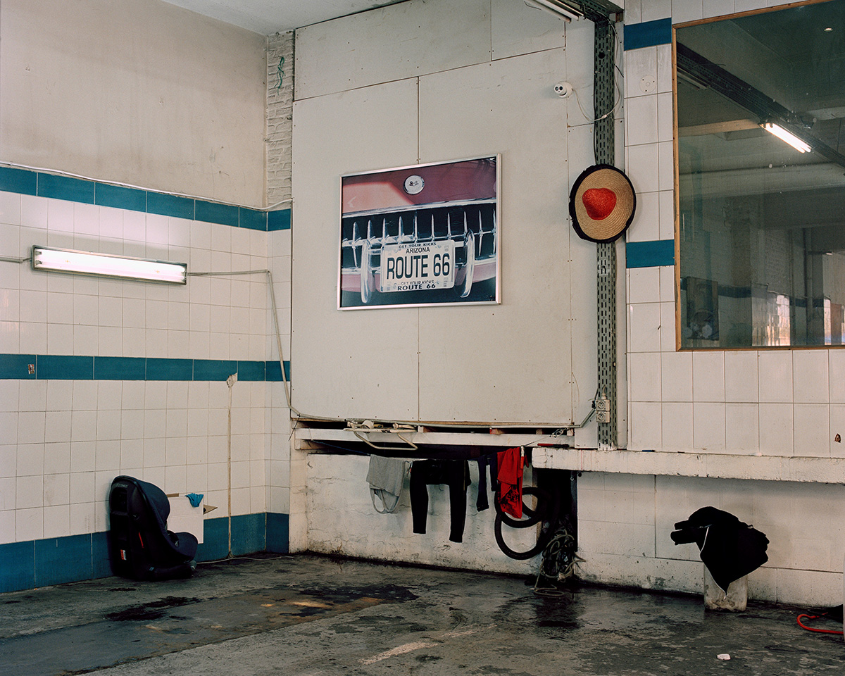 In response to fractures in space and society, Pauline Vanden Neste and Tom Lyon take hold of the camera, its narrative power, and the opportunities for encounters it creates. They portray a territory subject to liberal gentrification policies and the people who live there, offering a formulation, a thought, and an emotional interpretation of the worlds and ideas surrounding the canal. The duo's photographic practice begins with surveying an area, the spontaneous encounters they make there, and informal discussions around initial images. Then comes a phase of documentation involving readings, research, and exchanges with the actors concerned with the territory in question.
